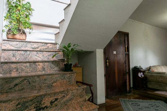 Escadas de casa à venda com 3 quartos, 350m² em Vila Bertioga, São Paulo
