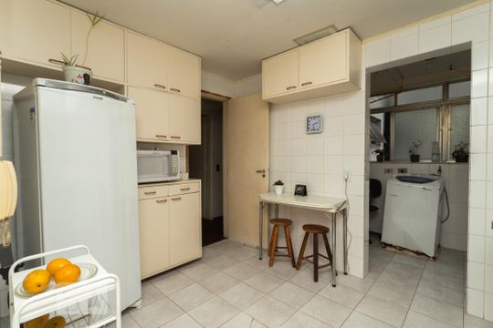 Cozinha de apartamento à venda com 2 quartos, 82m² em Vila Hamburguesa, São Paulo