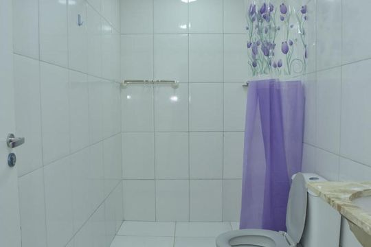 Banheiro de kitnet/studio para alugar com 1 quarto, 30m² em Jacarepaguá, Rio de Janeiro