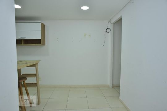 Sala de kitnet/studio para alugar com 1 quarto, 30m² em Jacarepaguá, Rio de Janeiro