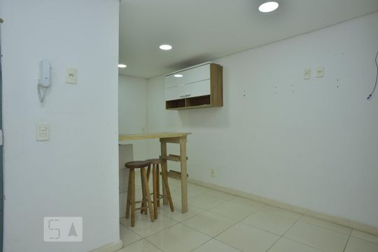 Sala de kitnet/studio para alugar com 1 quarto, 30m² em Jacarepaguá, Rio de Janeiro