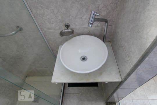 Banheiro Social de kitnet/studio para alugar com 1 quarto, 30m² em Centro, Rio de Janeiro