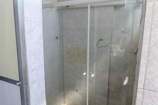 Banheiro Social de kitnet/studio para alugar com 1 quarto, 30m² em Centro, Rio de Janeiro