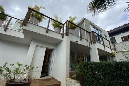 Fachada de casa para alugar com 5 quartos, 412m² em Jardim Leonor, São Paulo