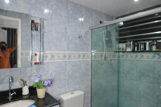 Banheiro social de apartamento à venda com 2 quartos, 70m² em Olaria, Rio de Janeiro