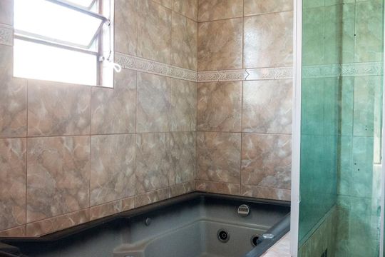 Banheiro de casa à venda com 4 quartos, 240m² em Campo Novo, Porto Alegre