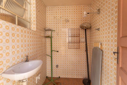 Banheiro de Serviço Casa 1 de casa à venda com 10 quartos, 450m² em Vila Romana, São Paulo