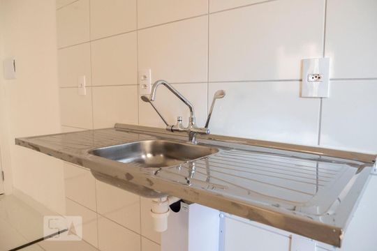 Cozinha de apartamento para alugar com 2 quartos, 40m² em Jardim Santa Emilia, São Paulo