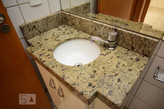 Banheiro de apartamento para alugar com 2 quartos, 50m² em Guará Ii, Brasília