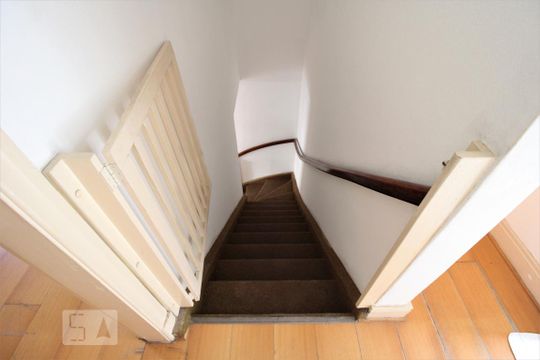 Escada de casa para alugar com 2 quartos, 88m² em Vila Pompéia, São Paulo