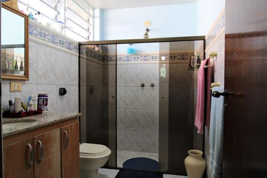 Banheiro da suíte de casa à venda com 3 quartos, 300m² em Vila Romana, São Paulo