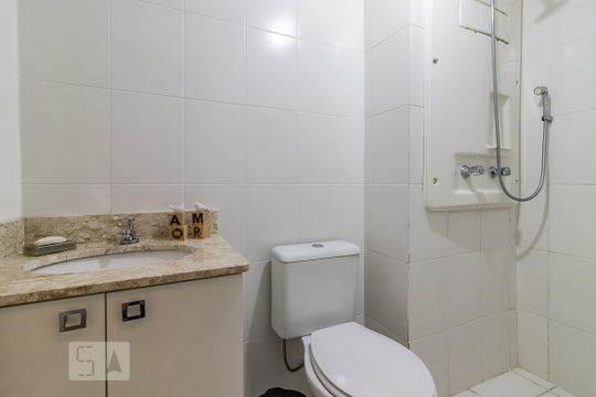 Banheiro da suite de apartamento à venda com 2 quartos, 57m² em Glória, Porto Alegre