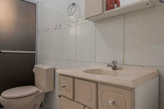 Banheiro de apartamento à venda com 1 quarto, 41m² em Vila Ipiranga, Porto Alegre