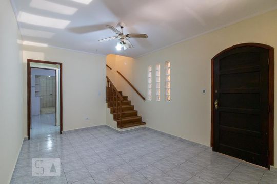 Sala de casa para alugar com 2 quartos, 180m² em Jardim Jovaia, Guarulhos