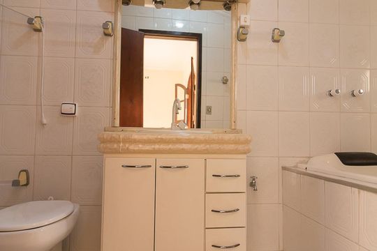 Banheiro quarto 2 suíte de casa para alugar com 2 quartos, 180m² em Jardim Jovaia, Guarulhos