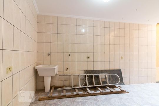 Área de serviço de casa para alugar com 2 quartos, 180m² em Jardim Jovaia, Guarulhos