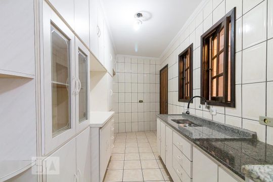 Cozinha de casa para alugar com 2 quartos, 180m² em Jardim Jovaia, Guarulhos