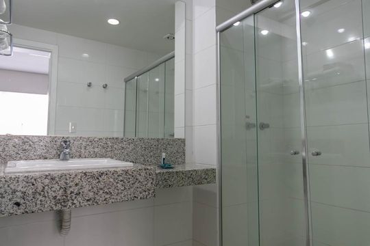 Banheiro de kitnet/studio para alugar com 1 quarto, 30m² em Pampulha, Belo Horizonte