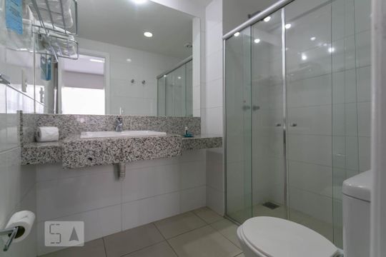Banheiro de kitnet/studio para alugar com 1 quarto, 30m² em Pampulha, Belo Horizonte