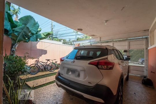 Garagem de casa à venda com 3 quartos, 180m² em Chácara Monte Alegre, São Paulo
