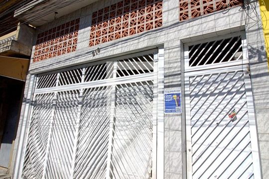 Fachada de casa para alugar com 1 quarto, 40m² em Parque Pinheiros, Taboão da Serra