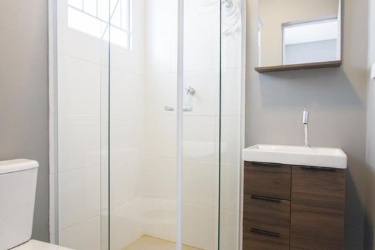 Banheiro de kitnet/studio para alugar com 1 quarto, 25m² em Jardim Aeroporto, São Paulo