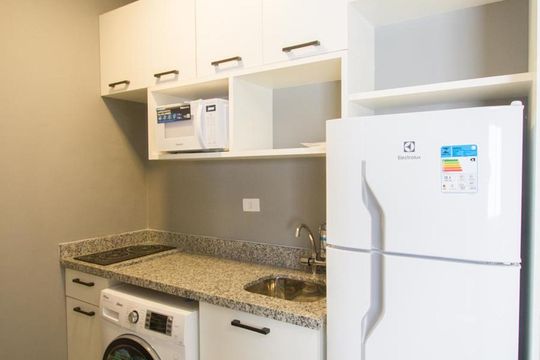 Cozinha de kitnet/studio para alugar com 1 quarto, 25m² em Jardim Aeroporto, São Paulo
