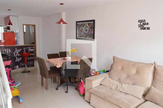 Sala de casa de condomínio à venda com 3 quartos, 200m² em Tanque, 