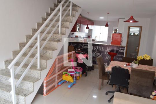 Sala de casa de condomínio à venda com 3 quartos, 200m² em Tanque, 