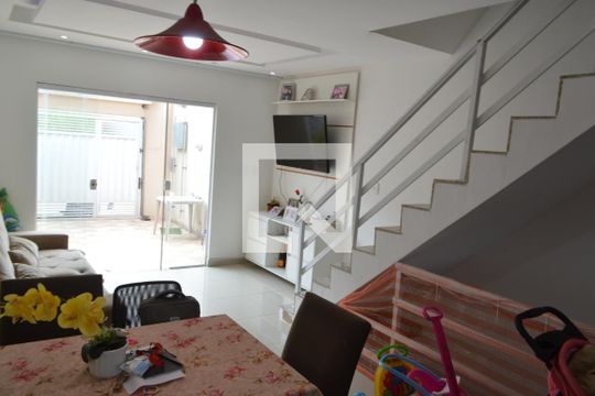 Sala de casa de condomínio à venda com 3 quartos, 200m² em Tanque, 