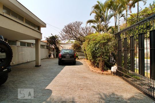 Garagem de casa para alugar com 3 quartos, 550m² em Jardim Guedala, São Paulo