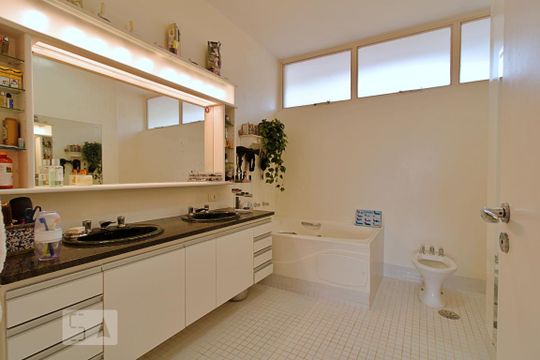 Banheiro da Suíte de casa para alugar com 3 quartos, 550m² em Jardim Guedala, São Paulo