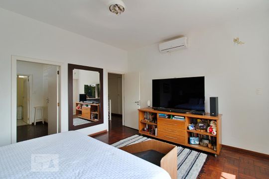 Suíte de casa para alugar com 3 quartos, 550m² em Jardim Guedala, São Paulo