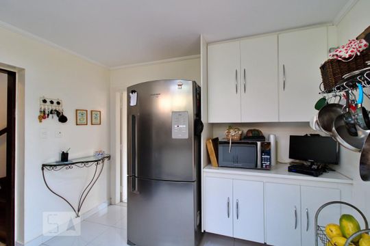 Cozinha de casa para alugar com 3 quartos, 550m² em Jardim Guedala, São Paulo