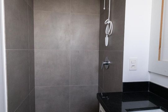 Banheiro de apartamento para alugar com 1 quarto, 46m² em Marechal Rondon, Canoas
