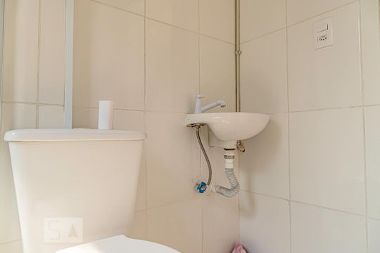 Banheiro de kitnet/studio para alugar com 1 quarto, 17m² em Bela Vista, São Paulo
