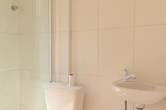 Banheiro de kitnet/studio para alugar com 1 quarto, 17m² em Bela Vista, São Paulo