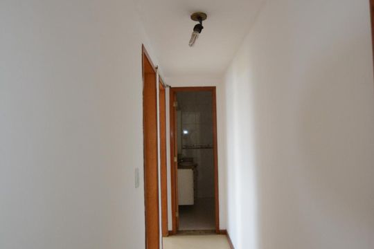 Corredor de apartamento à venda com 3 quartos, 90m² em Vaz Lobo, Rio de Janeiro