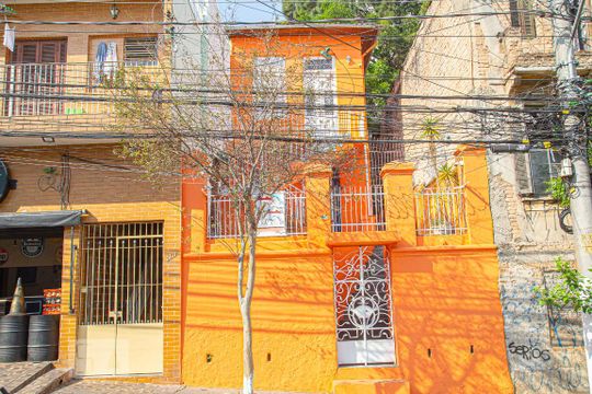 Fachada de casa à venda com 2 quartos, 180m² em Bela Vista, São Paulo