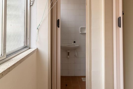 Área de Serviço e Banheiro de serviço de apartamento à venda com 2 quartos, 64m² em Petrópolis, Porto Alegre