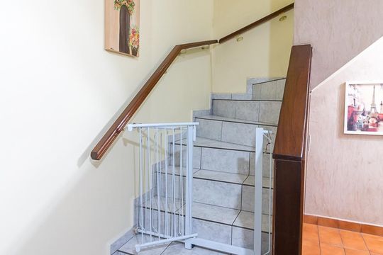 Escadas de casa à venda com 2 quartos, 112m² em Jardim Santa Mena, Guarulhos