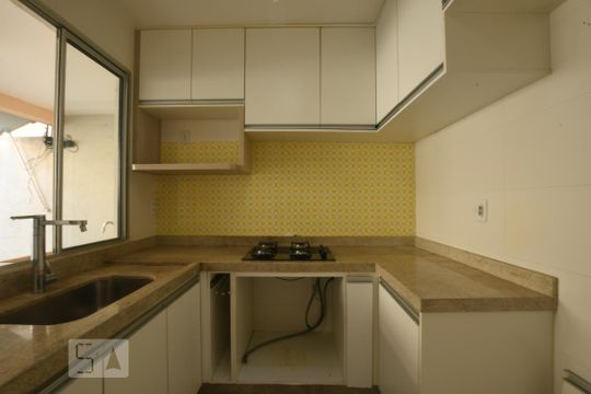 Cozinha de casa de condomínio à venda com 2 quartos, 65m² em Jardins Mangueiral, Brasília