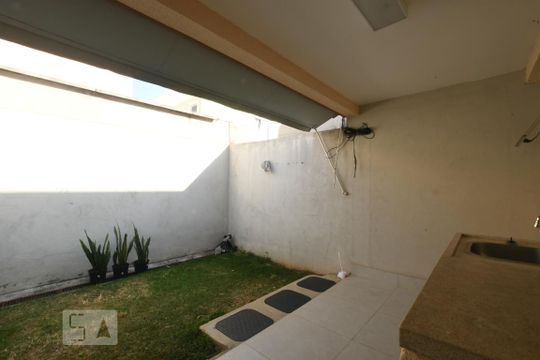 Área dos fundos de casa de condomínio à venda com 2 quartos, 65m² em Jardins Mangueiral, Brasília