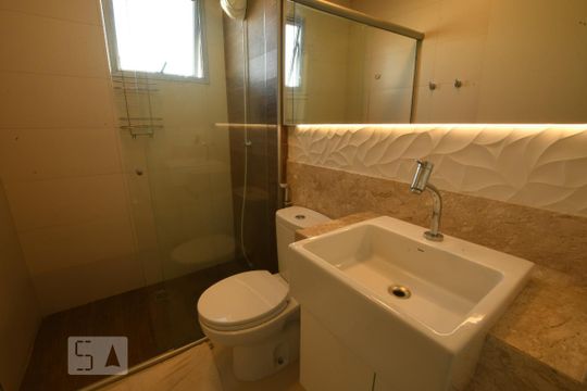 Banheiro de casa de condomínio à venda com 2 quartos, 65m² em Jardins Mangueiral, Brasília