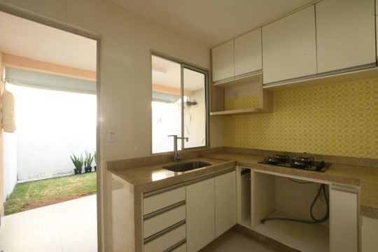Cozinha de casa de condomínio à venda com 2 quartos, 65m² em Jardins Mangueiral, Brasília
