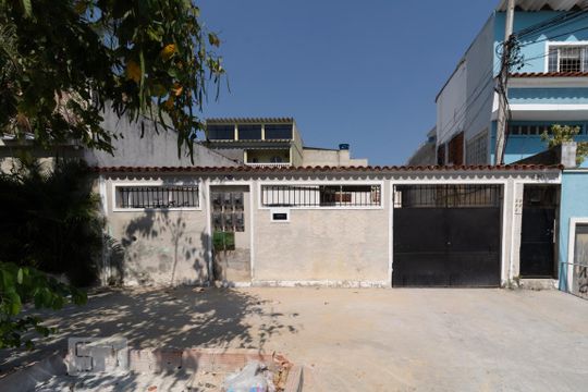 Fachada de casa para alugar com 2 quartos, 105m² em Marechal Hermes, Rio de Janeiro