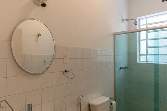 Banheiro de apartamento para alugar com 1 quarto, 50m² em Cerqueira César, São Paulo
