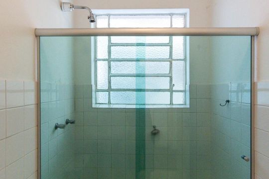 Banheiro de apartamento para alugar com 1 quarto, 50m² em Cerqueira César, São Paulo