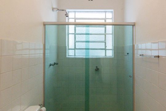 Banheiro de apartamento para alugar com 1 quarto, 50m² em Cerqueira César, São Paulo