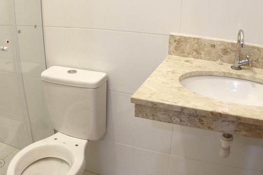 Banheiro de casa de condomínio à venda com 1 quarto, 25m² em Bortolândia, São Paulo